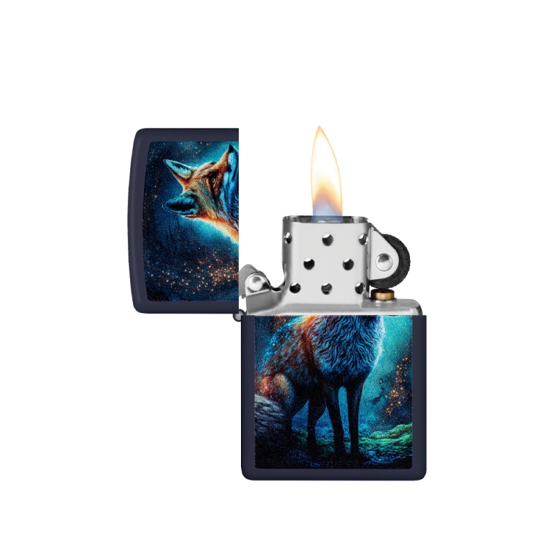 odpalona zapalniczka Zippo z ilustracją lisa na tle kolorów