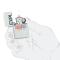 biała zapalniczka Zippo w dłoni z napisami Explore biała zapalniczka Zippo w dłoni z napisami Explore