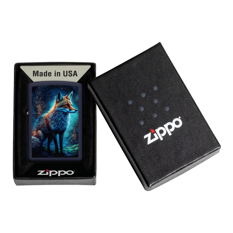 czarne pudełko z logo Zippo z zapalniczką benzynową w środku