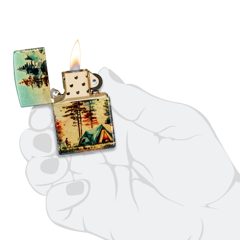 zapalniczka benzynowa Zippo w dłoni z ilustracją kempingu zapalniczka benzynowa Zippo w dłoni z ilustracją kempingu