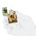 zapalniczka benzynowa Zippo w dłoni z ilustracją kempingu zapalniczka benzynowa Zippo w dłoni z ilustracją kempingu