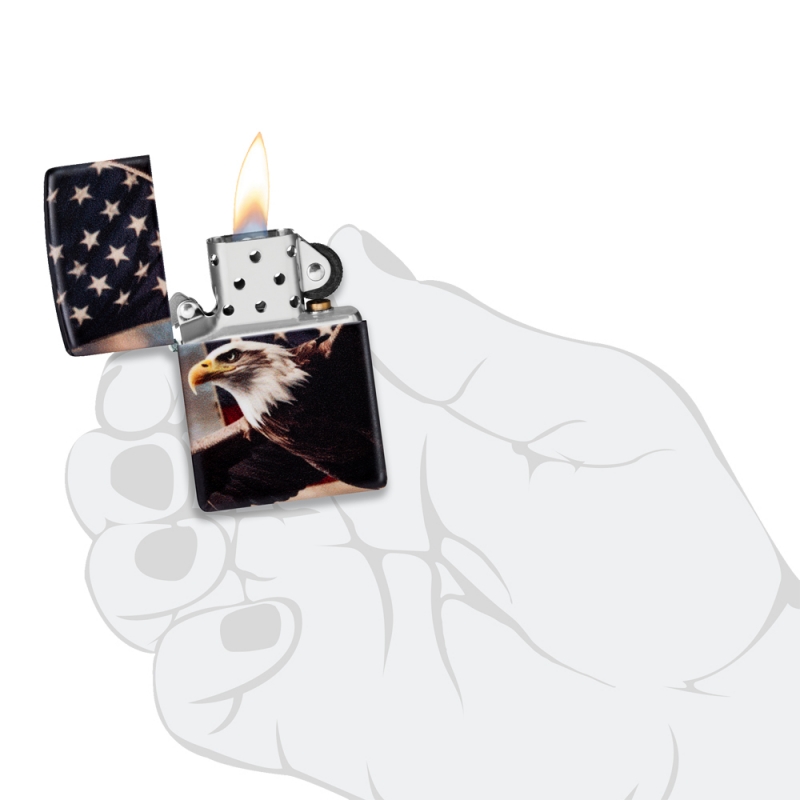 Zapalniczka Zippo Eagle USA Flag Design 60007289 w dłoni Zapalniczka Zippo Eagle USA Flag Design 60007289 w dłoni