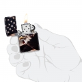Zapalniczka Zippo Eagle USA Flag Design 60007289 w dłoni Zapalniczka Zippo Eagle USA Flag Design 60007289 w dłoni
