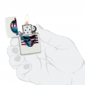 Zapalniczka Zippo Skull Flag Design 60007288 w dłoni Zapalniczka Zippo Skull Flag Design 60007288 w dłoni