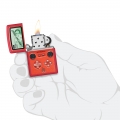 Zapalniczka Zippo Retro Design 60007435 w dłoni Zapalniczka Zippo Retro Design 60007435 w dłoni