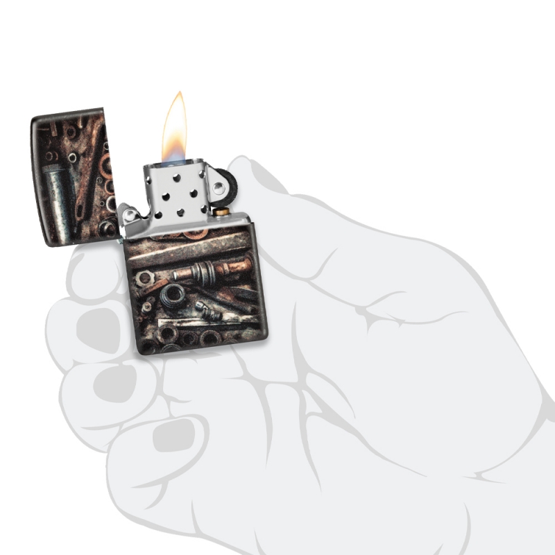 Zapalniczka Zippo Vintage Tools Design 60007279 w dłoni Zapalniczka Zippo Vintage Tools Design 60007279 w dłoni
