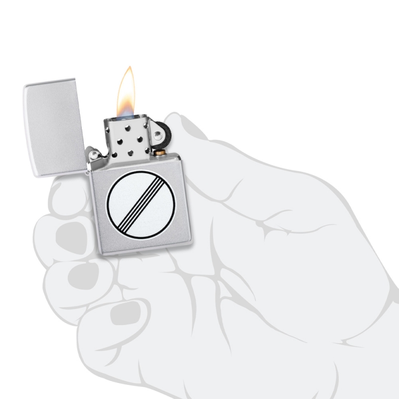 Zapalniczka Zippo Znak Brak Ograniczenia 60007381 w dłoni Zapalniczka Zippo Znak Brak Ograniczenia 60007381 w dłoni