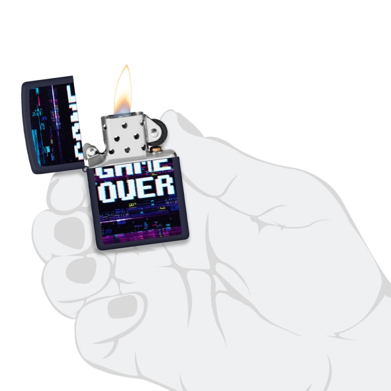 Zapalniczka Zippo Game Over Design 60007380 w dłoni Zapalniczka Zippo Game Over Design 60007380 w dłoni