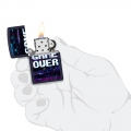 Zapalniczka Zippo Game Over Design 60007380 w dłoni Zapalniczka Zippo Game Over Design 60007380 w dłoni