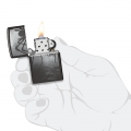 Zapalniczka Zippo Spider Design 60007255 w dłoni Zapalniczka Zippo Spider Design 60007255 w dłoni