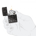 Zapalniczka Zippo Armor Skulls Design 60007451 w dłoni Zapalniczka Zippo Armor Skulls Design 60007451 w dłoni
