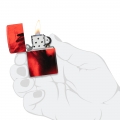 Zapalniczka Zippo Creepy Skull and Hand 60007278 w dłoni Zapalniczka Zippo Creepy Skull and Hand 60007278 w dłoni