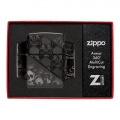 Zapalniczka Zippo Armor Skulls Design 60007451 w czerwonym pudełku Zapalniczka Zippo Armor Skulls Design 60007451 w czerwonym pudełku