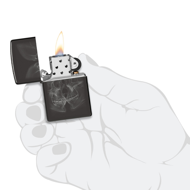 Zapalniczka Zippo X-Ray Kiss Design 60007386 w dłoni Zapalniczka Zippo X-Ray Kiss Design 60007386 w dłoni