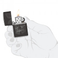 Zapalniczka Zippo X-Ray Kiss Design 60007386 w dłoni Zapalniczka Zippo X-Ray Kiss Design 60007386 w dłoni