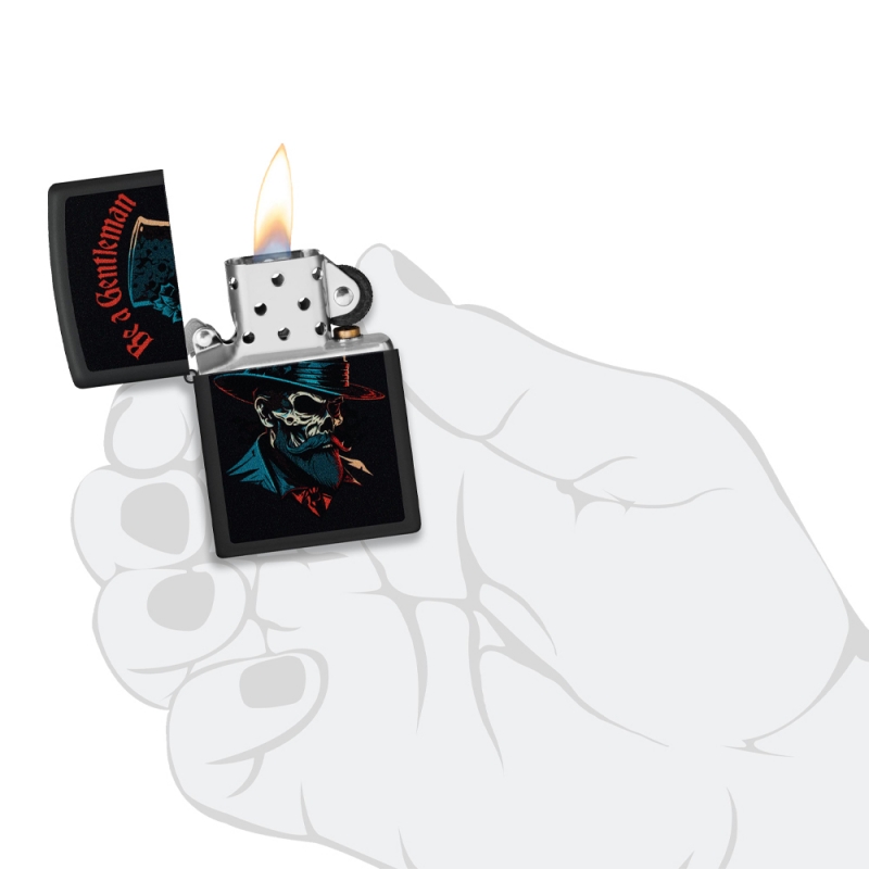 Zapalniczka Zippo Be a Gentleman 60007384 w dłoni Zapalniczka Zippo Be a Gentleman 60007384 w dłoni