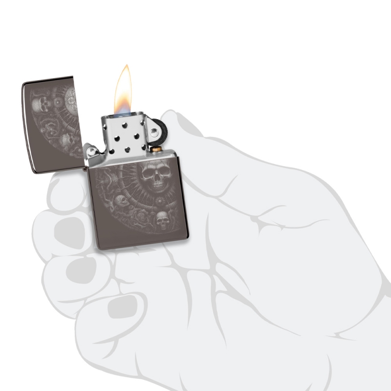 Zapalniczka Zippo Mandala Czaszki 60007365 w dłoni