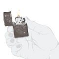 Zapalniczka Zippo Mandala Czaszki 60007365 w dłoni