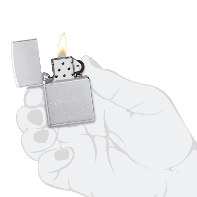 Zapalniczka Zippo Freedom Design 60007251 w dłoni