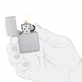 Zapalniczka Zippo Freedom Design 60007251 w dłoni