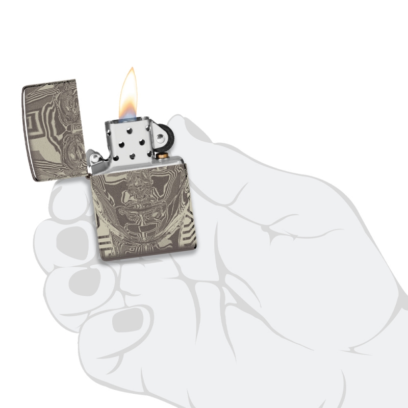Zapalniczka Zippo 3D Matal Head Design 60007250 w dłoni Zapalniczka Zippo 3D Matal Head Design 60007250 w dłoni