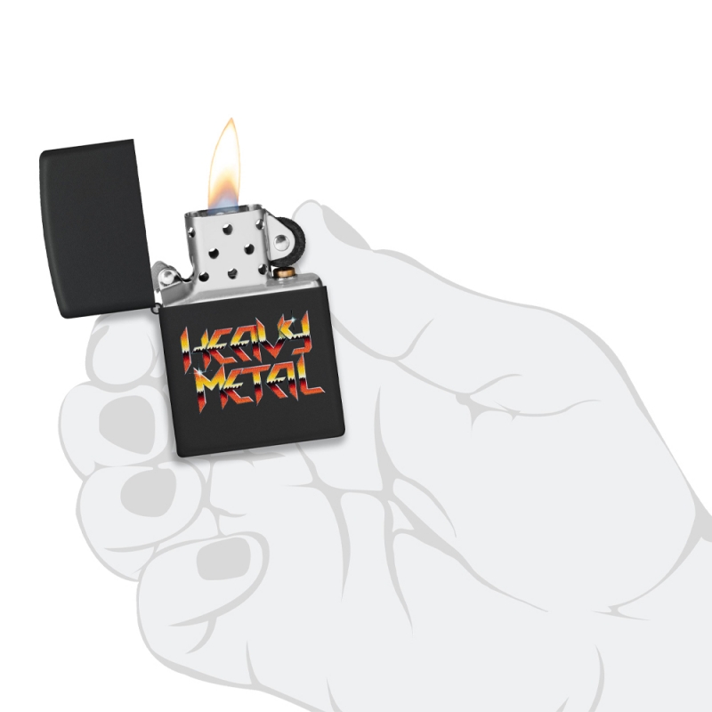 Zapalniczka Zippo Heavy Metal 60007388 w dłoni Zapalniczka Zippo Heavy Metal 60007388 w dłoni