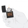 Zapalniczka Zippo Heavy Metal 60007388 w dłoni Zapalniczka Zippo Heavy Metal 60007388 w dłoni