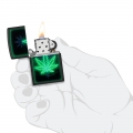 Zapalniczka Zippo Glowing Leaf Design 60007212 w dłoni Zapalniczka Zippo Glowing Leaf Design 60007212 w dłoni