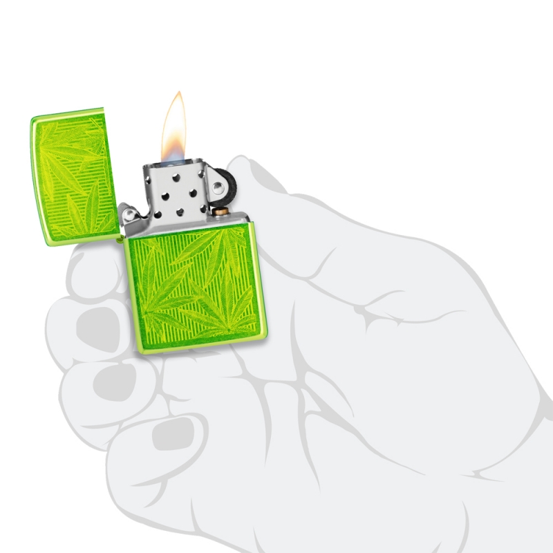 Zapalniczka Zippo Cannabis Leaves Design 60007214 w dłoni Zapalniczka Zippo Cannabis Leaves Design 60007214 w dłoni