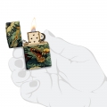 Zapalniczka Zippo Dragon Design 60007436 w dłoni Zapalniczka Zippo Dragon Design 60007436 w dłoni