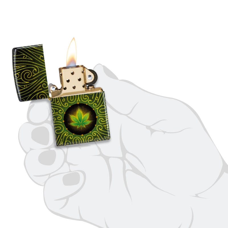 Zapalniczka Zippo Cannabis Design 60007422 w dłoni Zapalniczka Zippo Cannabis Design 60007422 w dłoni