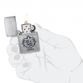 Zapalniczka Zippo Heraldic Crest Design 60007303 w dłoni Zapalniczka Zippo Heraldic Crest Design 60007303 w dłoni