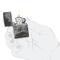 Zapalniczka Zippo Zeus Design 60007281 w dłoni Zapalniczka Zippo Zeus Design 60007281 w dłoni