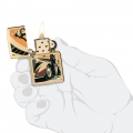 Zapalniczka Zippo Vintage Car and Woman Design 60007258 w dłoni Zapalniczka Zippo Vintage Car and Woman Design 60007258 w dłoni