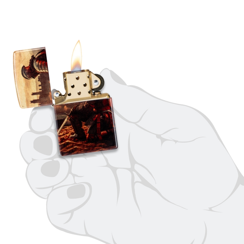 Zapalniczka Zippo Knight Design 60007282 w dłoni