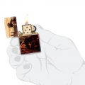 Zapalniczka Zippo Knight Design 60007282 w dłoni