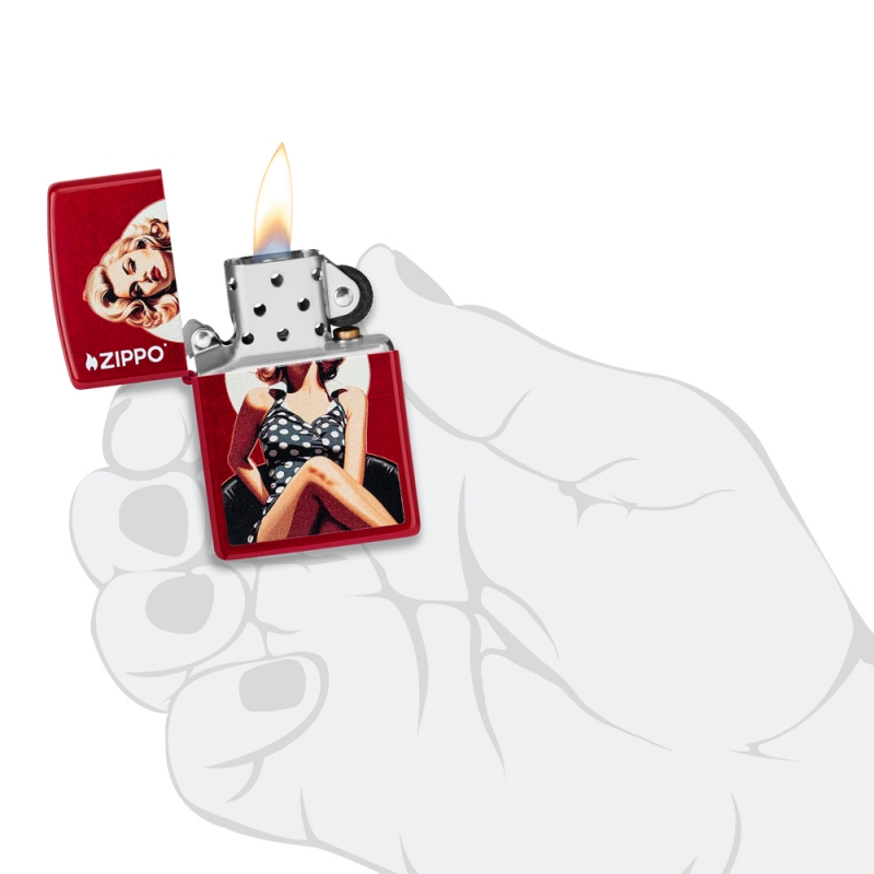 Zapalniczka Zippo Vintage Pinup Design 60007242 w dłoni Zapalniczka Zippo Vintage Pinup Design 60007242 w dłoni