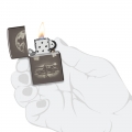 Zapalniczka Zippo Vintage Car and Man Design 60007259 w dłoni Zapalniczka Zippo Vintage Car and Man Design 60007259 w dłoni