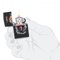 Zapalniczka Zippo Firefighter Design 60007240 w dłoni