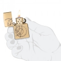 Zapalniczka Zippo Musical Notes Design 60007239 w dłoni Zapalniczka Zippo Musical Notes Design 60007239 w dłoni