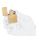 Zapalniczka Zippo Bond BT 007 Gun Logo 60007231 w dłoni Zapalniczka Zippo Bond BT 007 Gun Logo 60007231 w dłoni