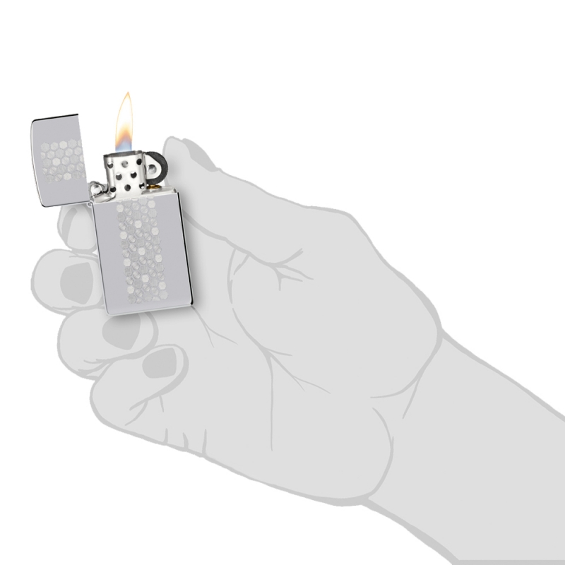 odpalona Zapalniczka Zippo Slim Honeycomb Pattern Design 60007224 w dłoni odpalona Zapalniczka Zippo Slim Honeycomb Pattern Design 60007224 w dłoni