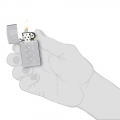 odpalona Zapalniczka Zippo Slim Honeycomb Pattern Design 60007224 w dłoni odpalona Zapalniczka Zippo Slim Honeycomb Pattern Design 60007224 w dłoni