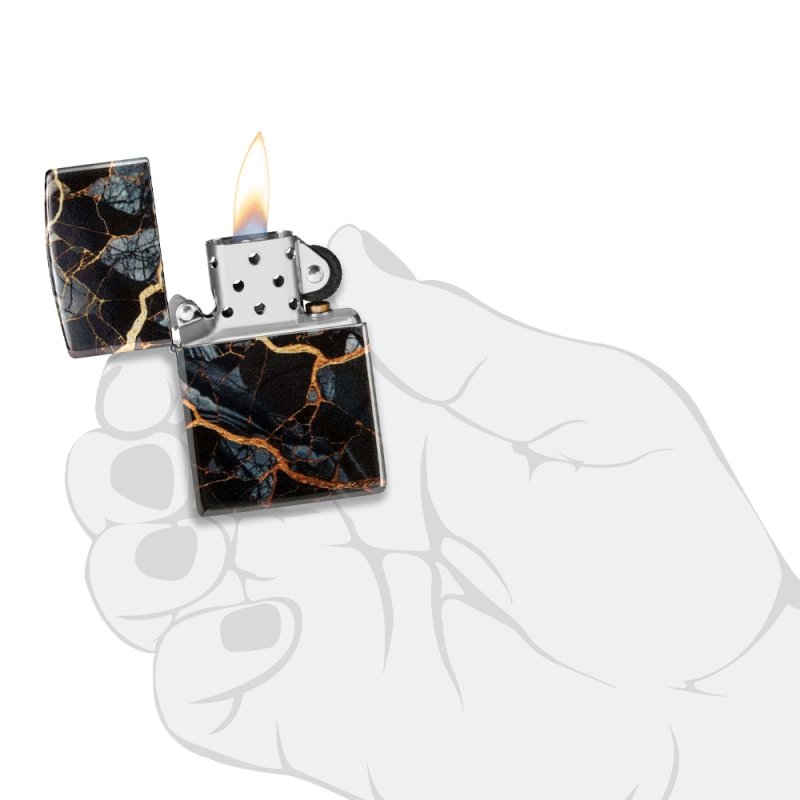 odpalona Zapalniczka Zippo Marble Design 60007205 w dłoni odpalona Zapalniczka Zippo Marble Design 60007205 w dłoni