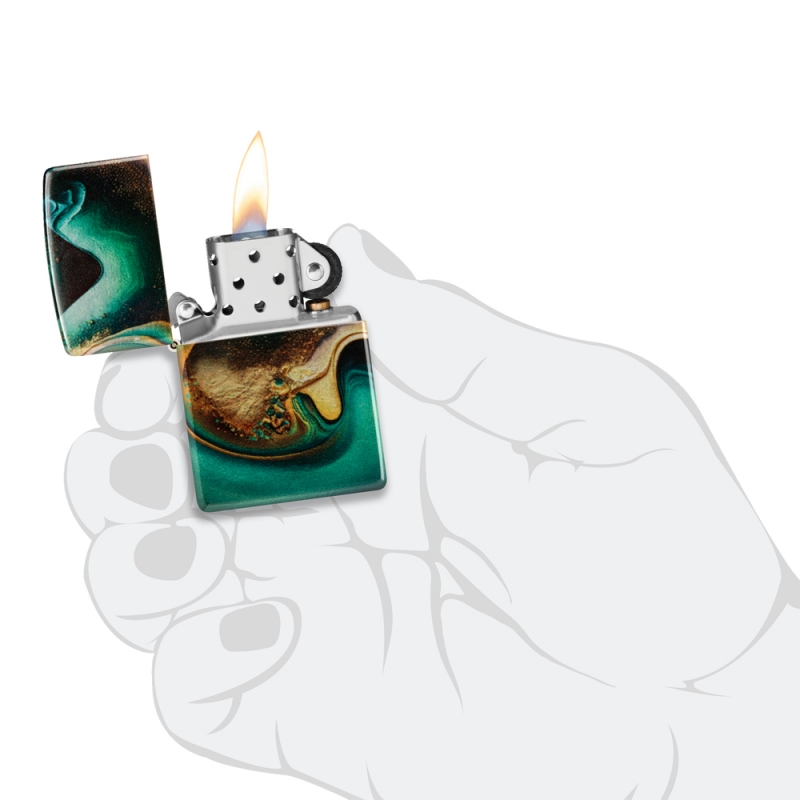 odpalona Zapalniczka Zippo Marble Design 60007247 w dłoni