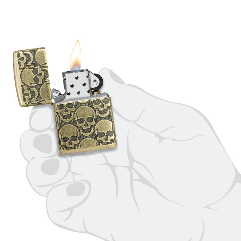 odpalona Zapalniczka Zippo Armor Skulls Design 60007234 w dłoni odpalona Zapalniczka Zippo Armor Skulls Design 60007234 w dłoni