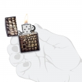 odpalona Zapalniczka Zippo Alligator Skin Design 60007249 w dłoni odpalona Zapalniczka Zippo Alligator Skin Design 60007249 w dłoni