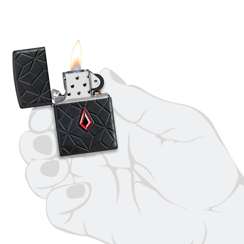odpalona Zapalniczka Zippo Diamond Pattern Armor 60007452 w dłoni odpalona Zapalniczka Zippo Diamond Pattern Armor 60007452 w dłoni