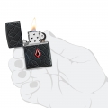 odpalona Zapalniczka Zippo Diamond Pattern Armor 60007452 w dłoni odpalona Zapalniczka Zippo Diamond Pattern Armor 60007452 w dłoni