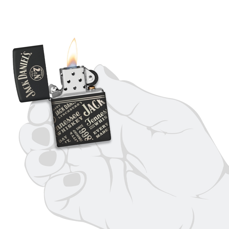 odpalona Zapalniczka Zippo Jack Daniels 60007230 w dłoni odpalona Zapalniczka Zippo Jack Daniels 60007230 w dłoni